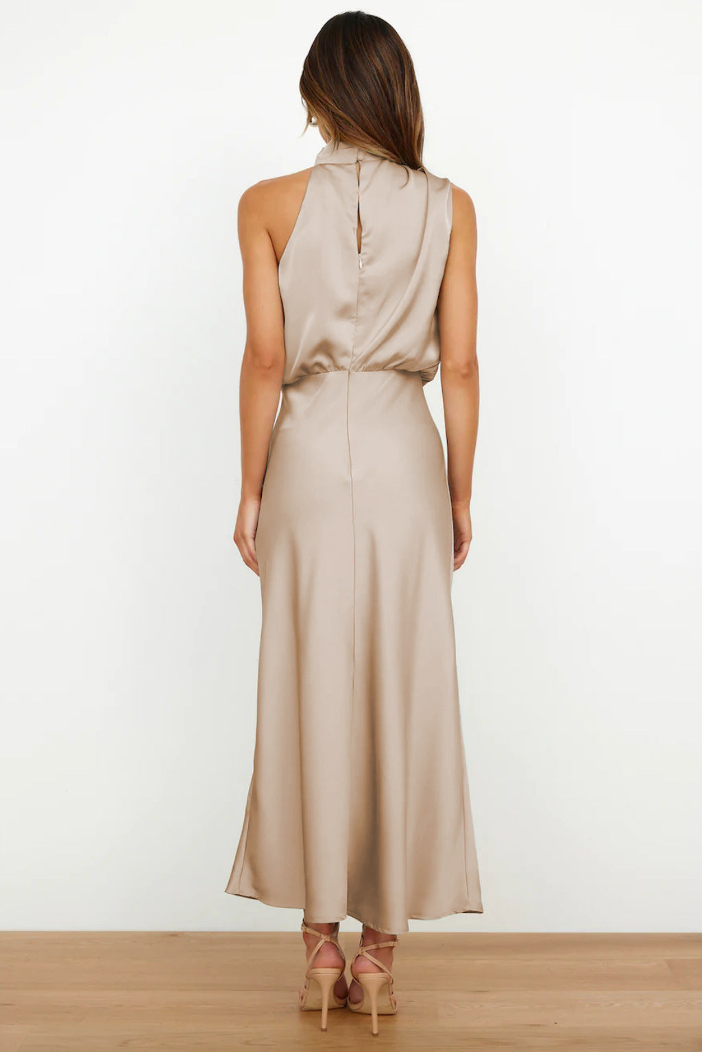 Doris | Elegancka wieczorowa sukienka damska z dekoltem halter 4