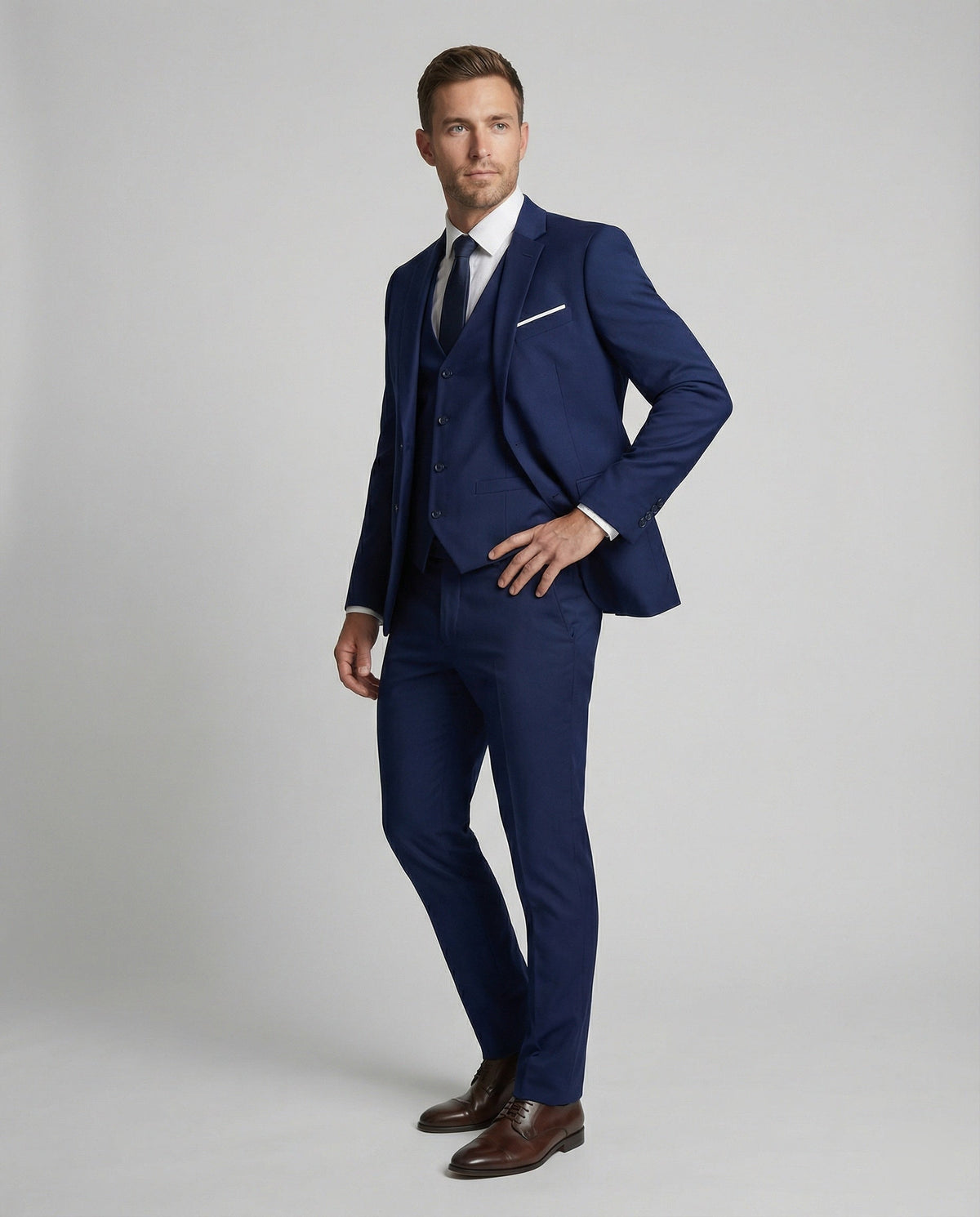 Męski garnitur trzyczęściowy o kroju slim fit