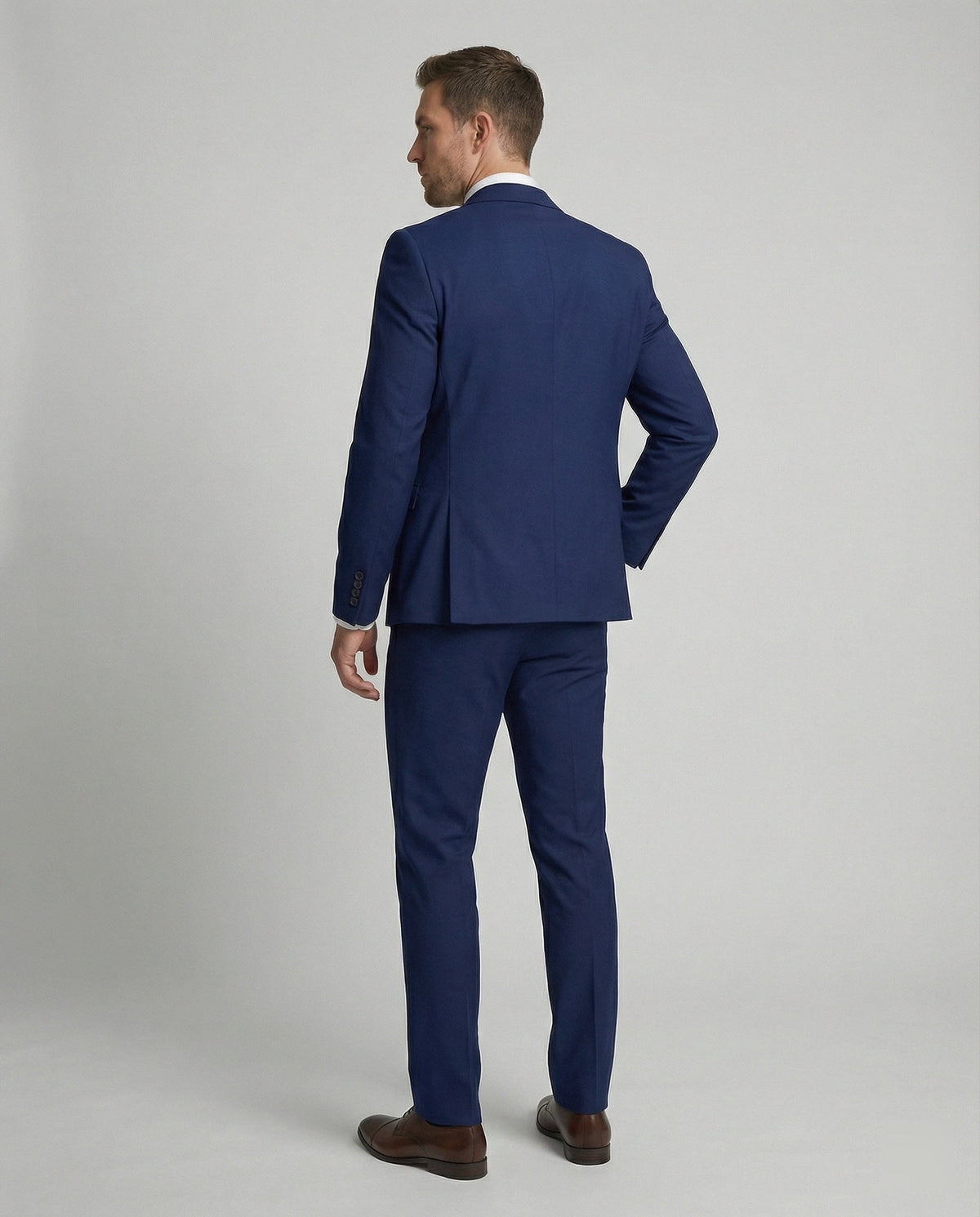 Męski garnitur trzyczęściowy o kroju slim fit