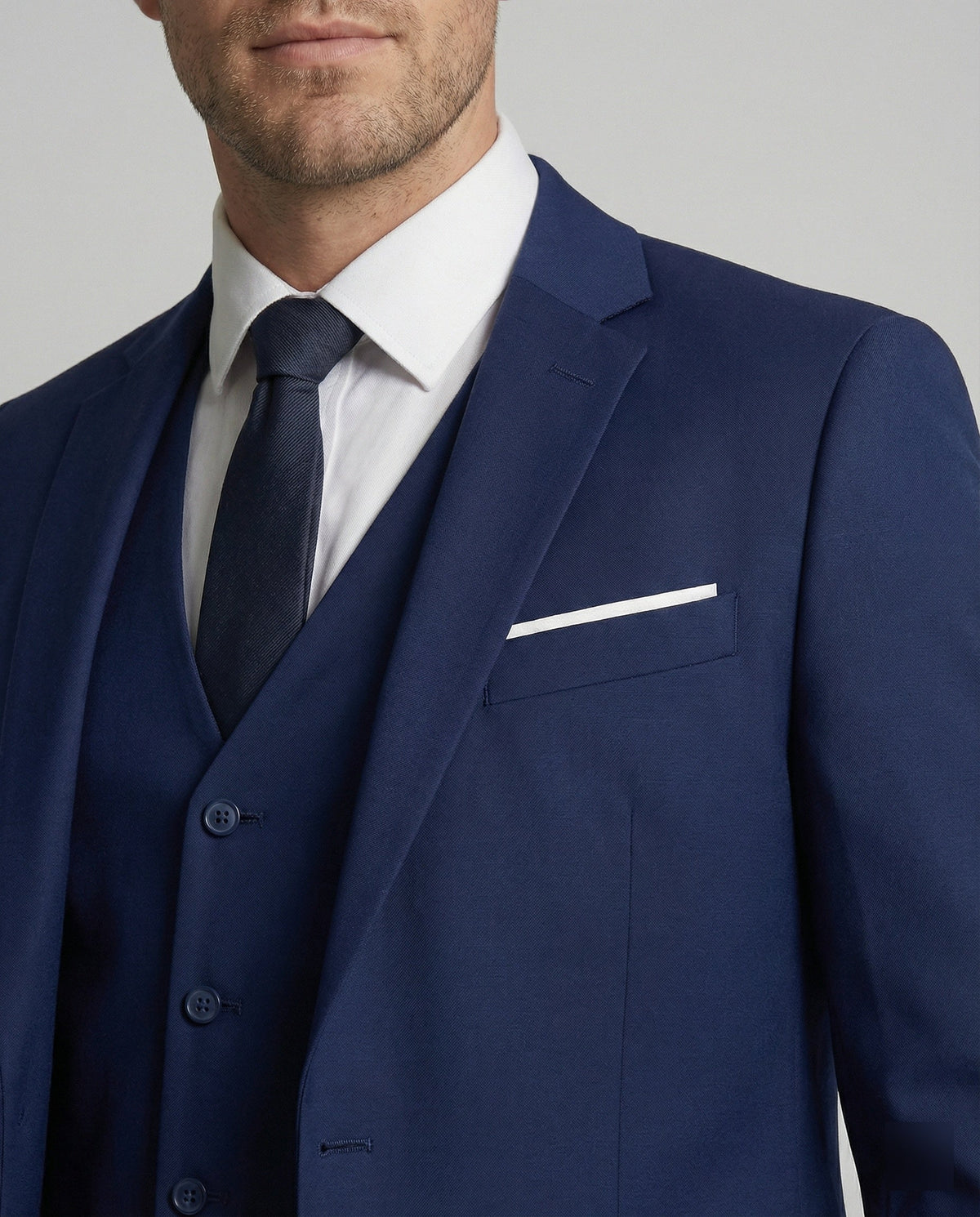 Męski garnitur trzyczęściowy o kroju slim fit