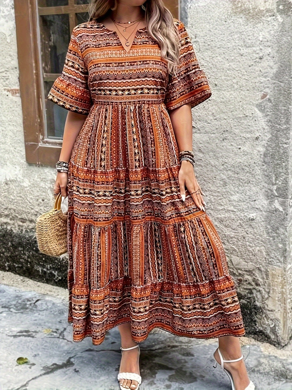 Sophie | Sukienka maxi w stylu boho z nadrukiem, dekoltem w serek, rękawami 3/4 i warstwami 3