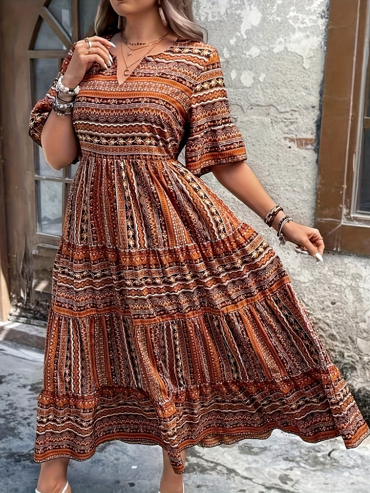 Sophie | Sukienka maxi w stylu boho z nadrukiem, dekoltem w serek, rękawami 3/4 i warstwami 4