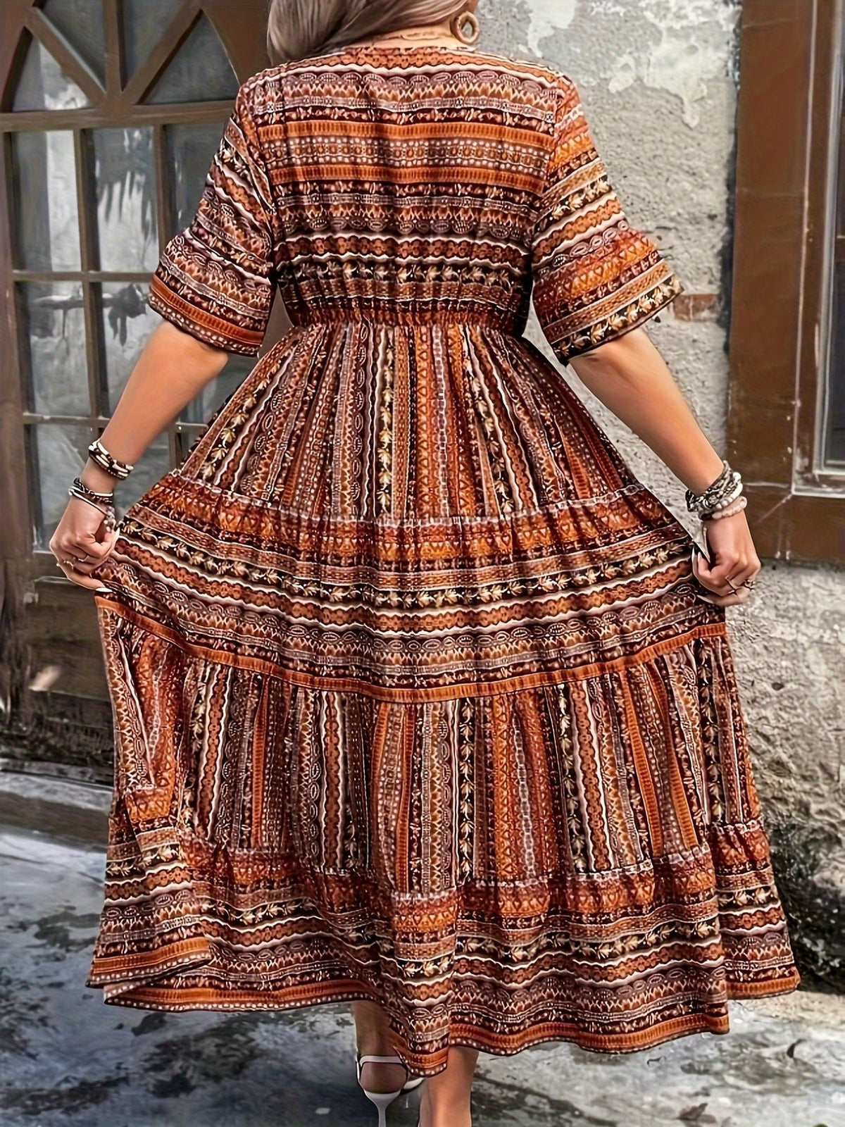 Sophie | Sukienka maxi w stylu boho z nadrukiem, dekoltem w serek, rękawami 3/4 i warstwami 6