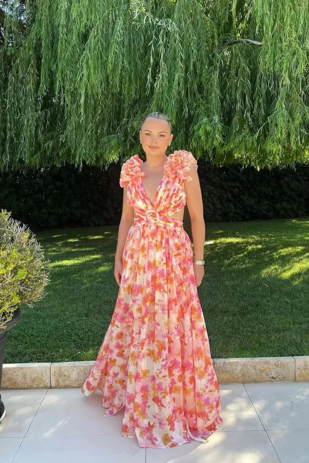 Sukienka maxi w kwiaty dla gości weselnych z dekoltem w serek i falbankami dla kobiet 6